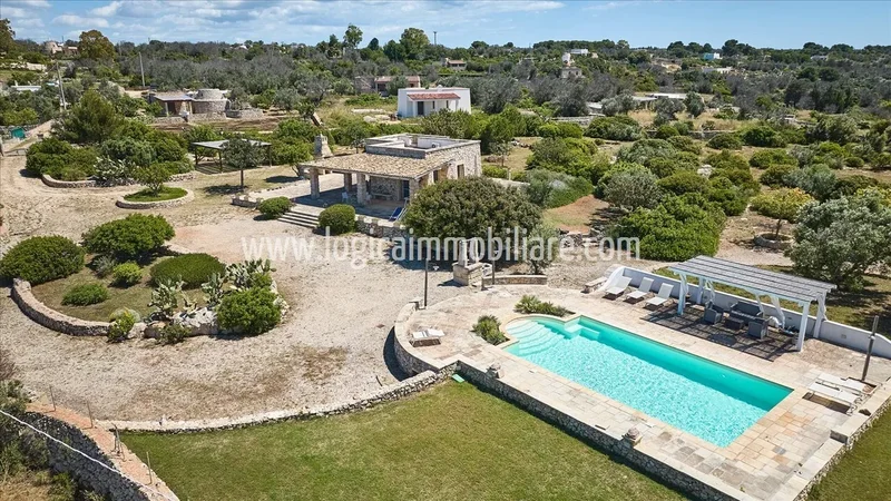 Villa vista mare in vendita a Torre Vado.
