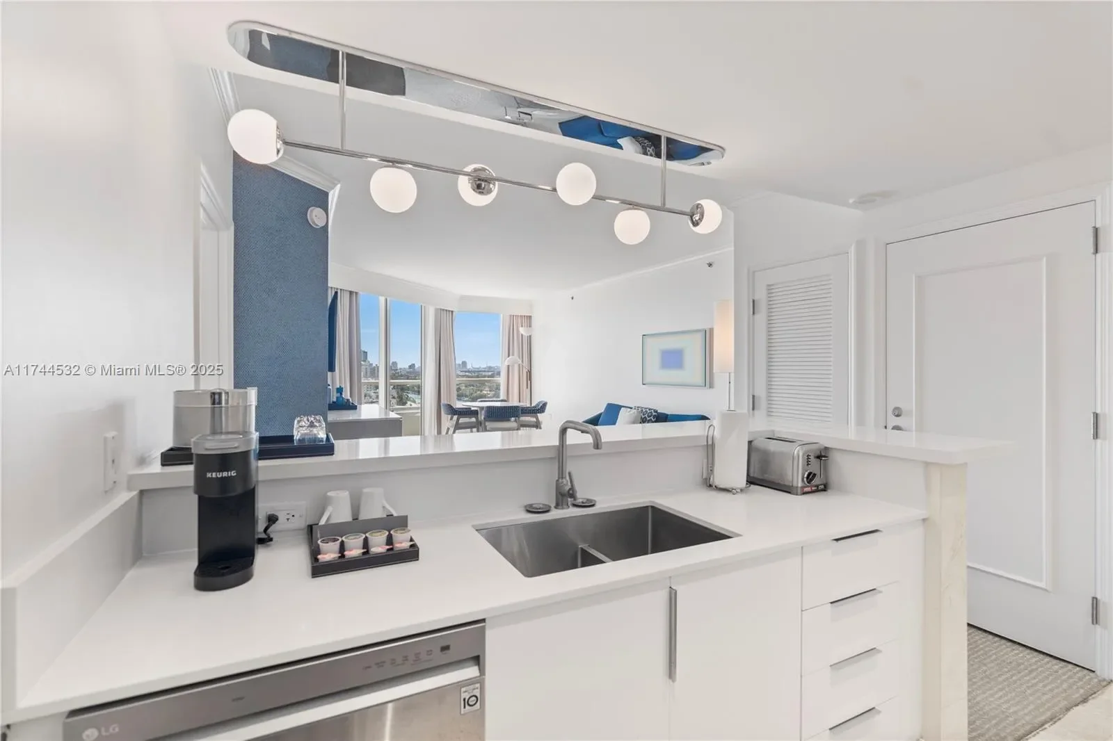 4401 COLLINS AV 1206, Miami Beach, Florida, United States. - Photo 9