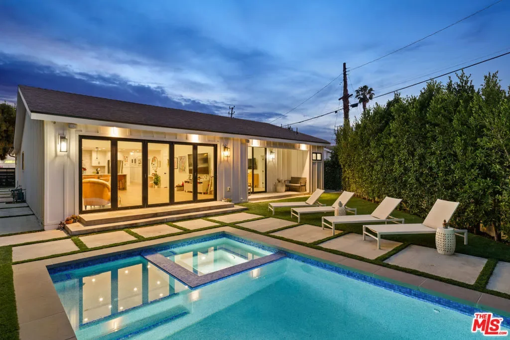 13521 Magnolia Boulevard, Los Angeles, California, United States. - Photo 17