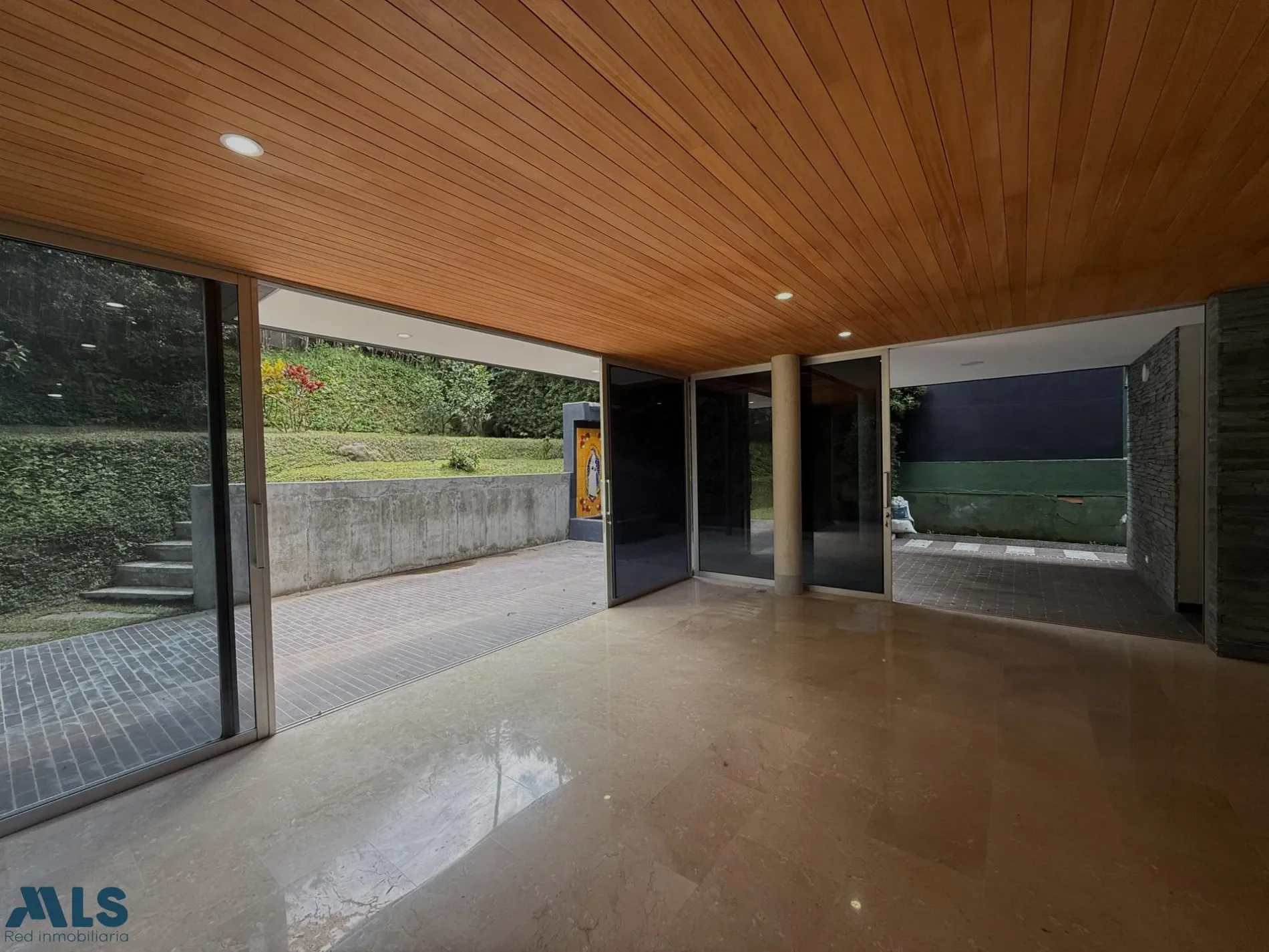 Exterior photo 7