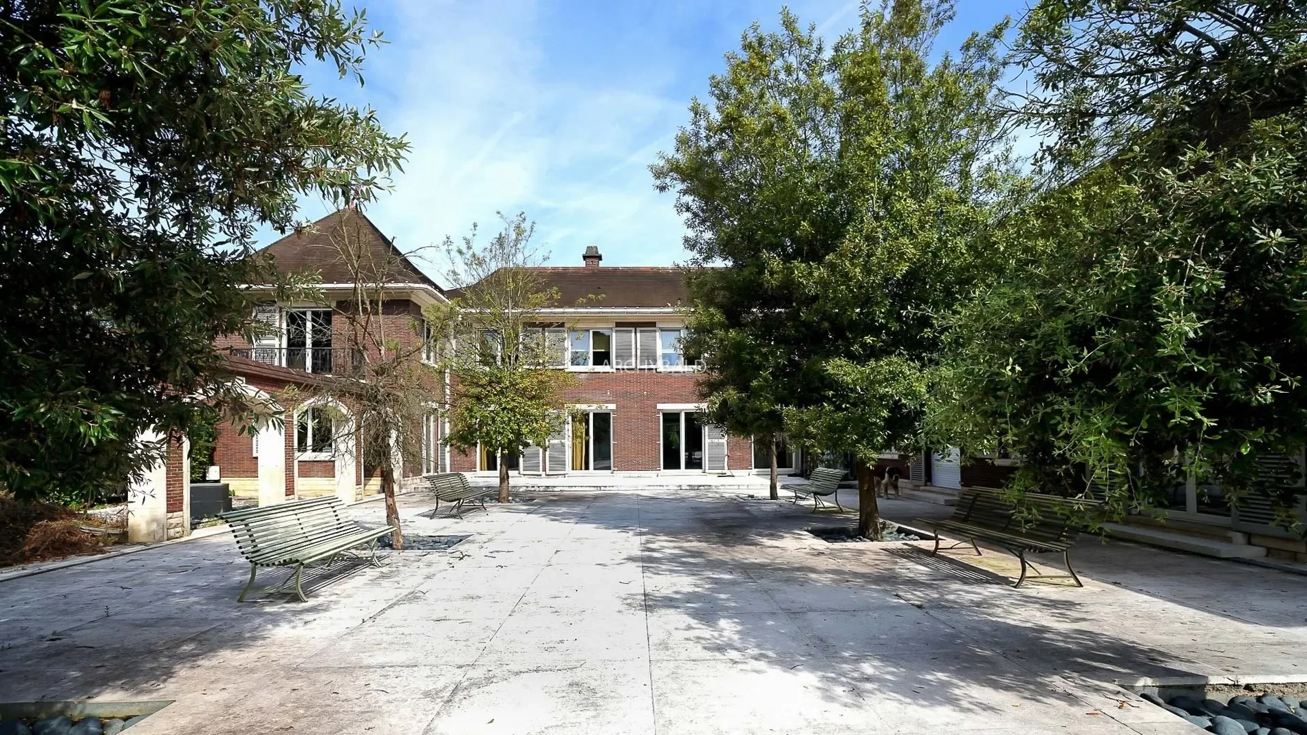 Exterior photo 3