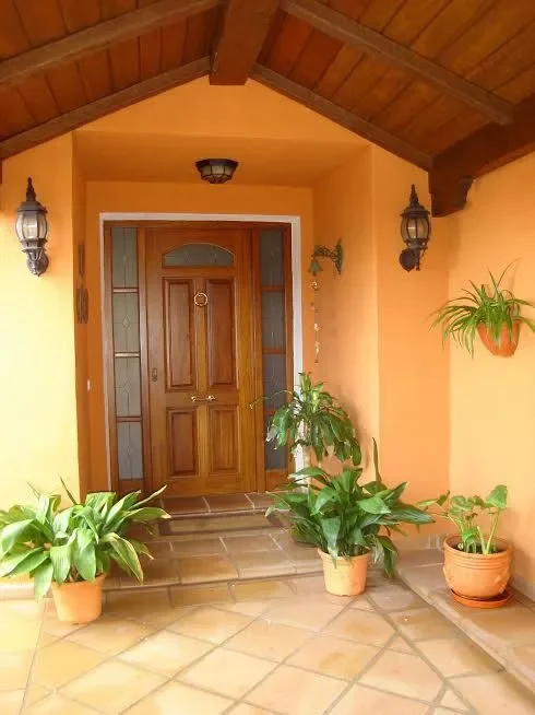 Exterior photo 2
