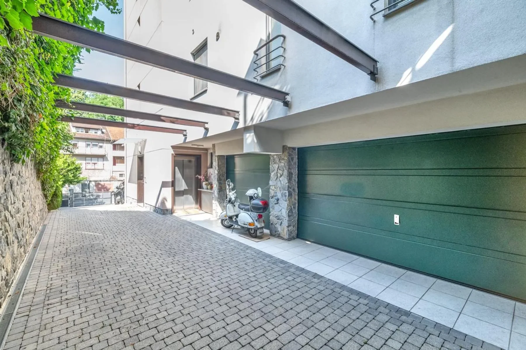 Exterior photo 8