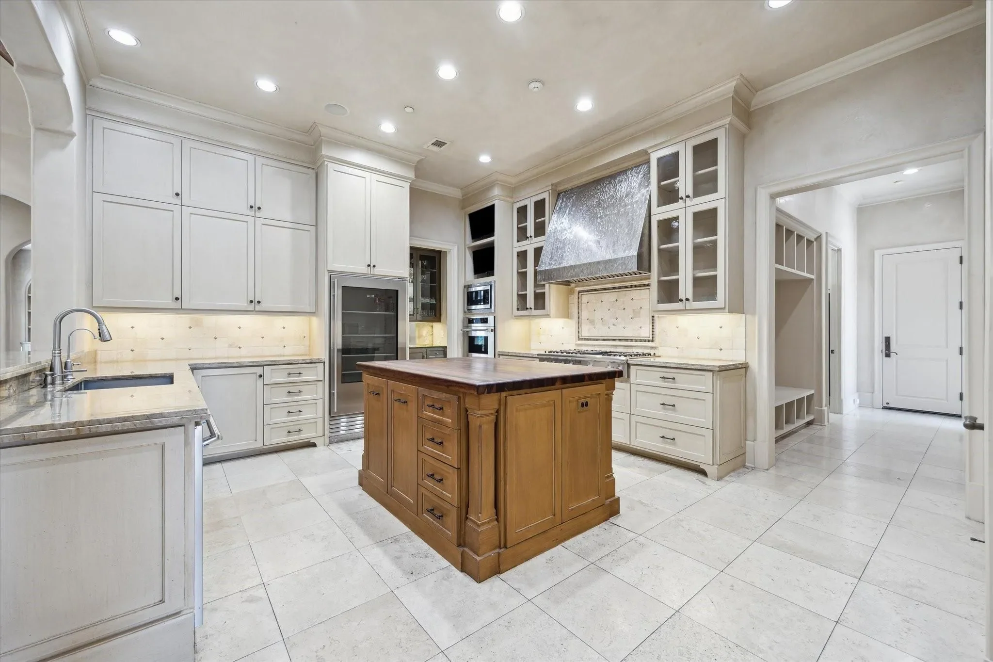 601 Lindenwood Drive, Houston, Texas, United States. - Photo 10