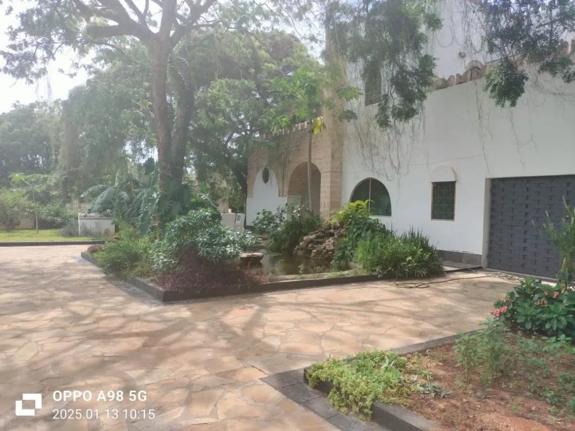 Exterior photo 5