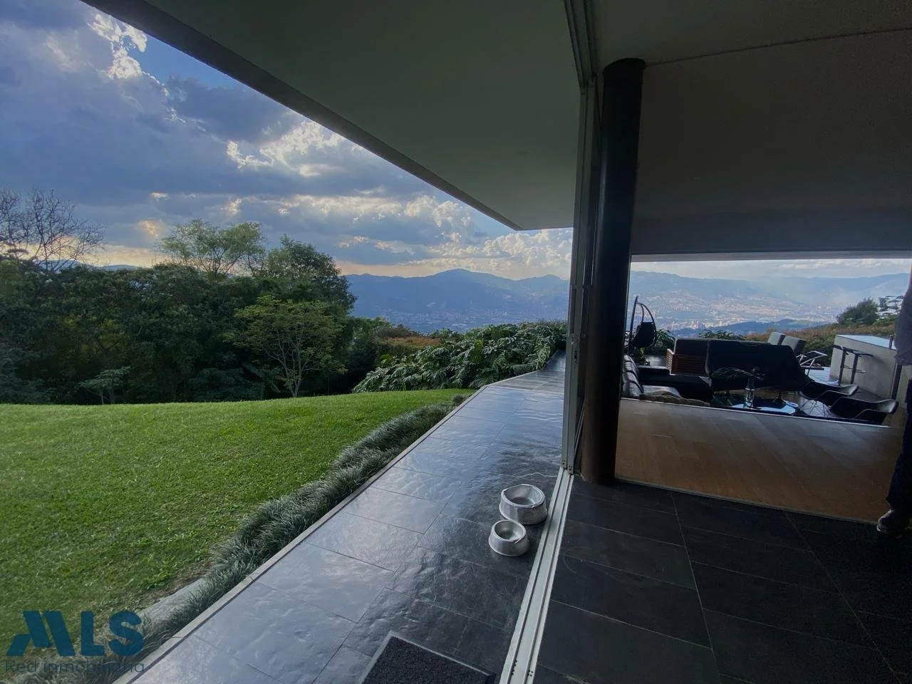 Exterior photo 6