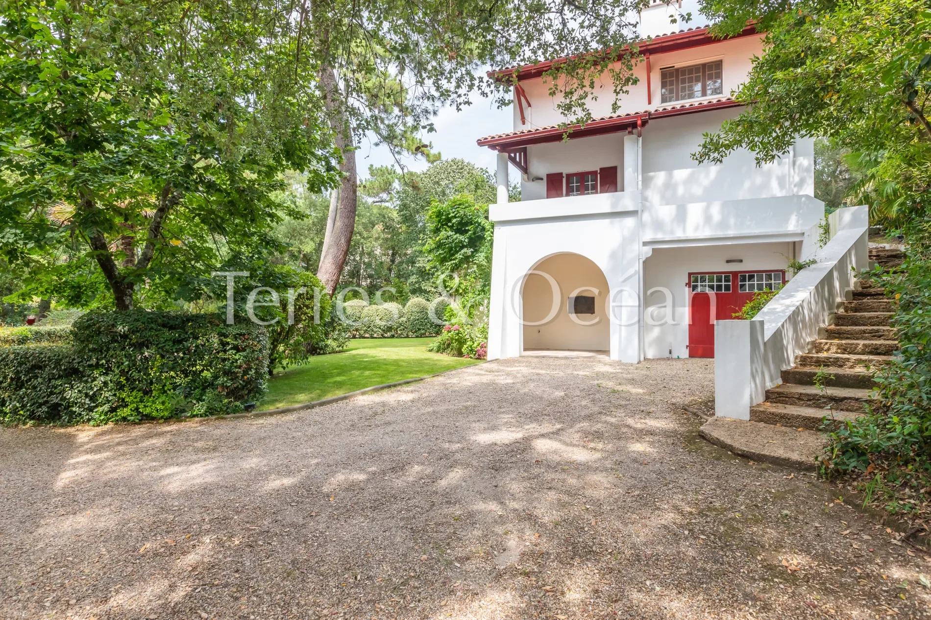 Exterior photo 6