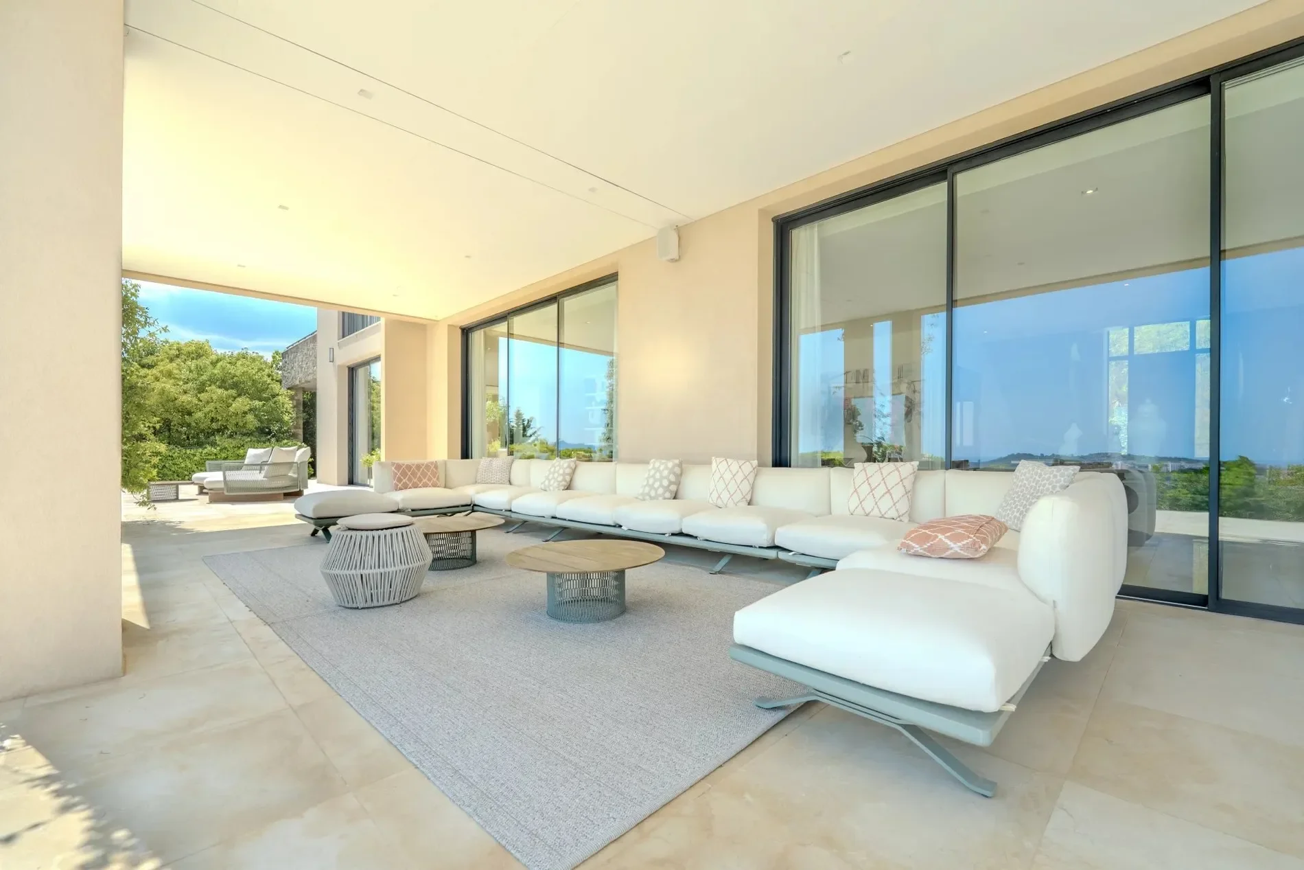 Exterior photo 7