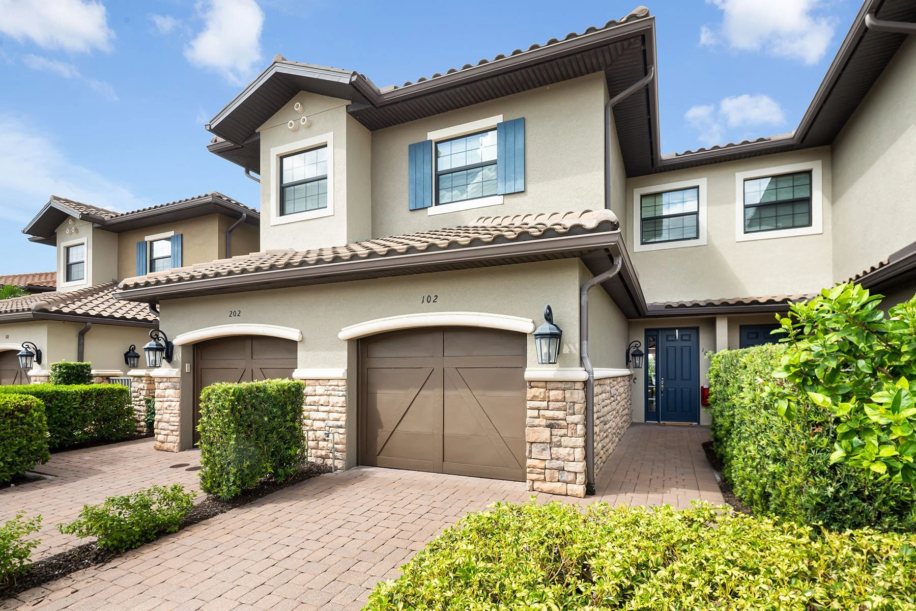Exterior photo 6