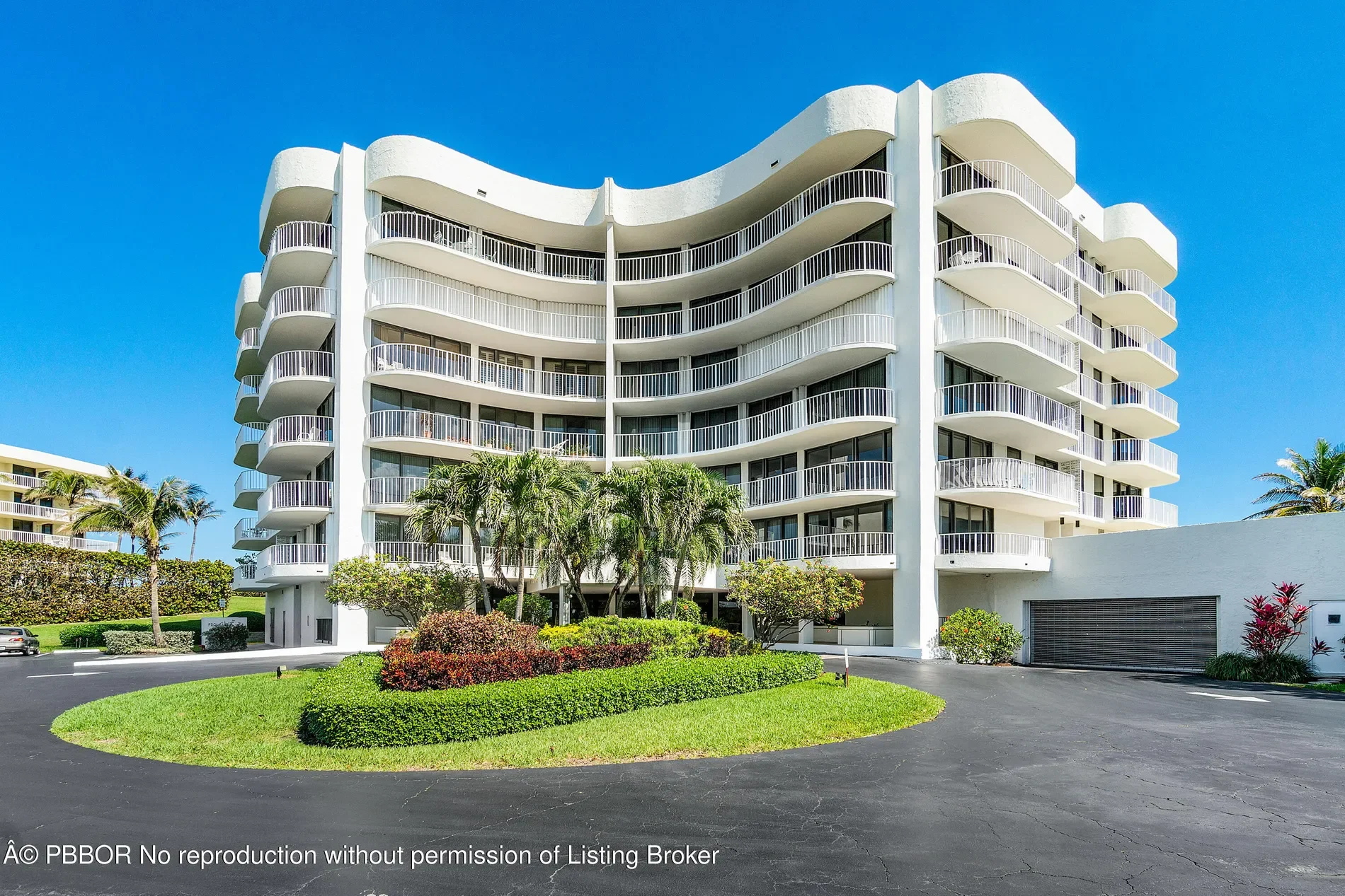 Exterior photo 4