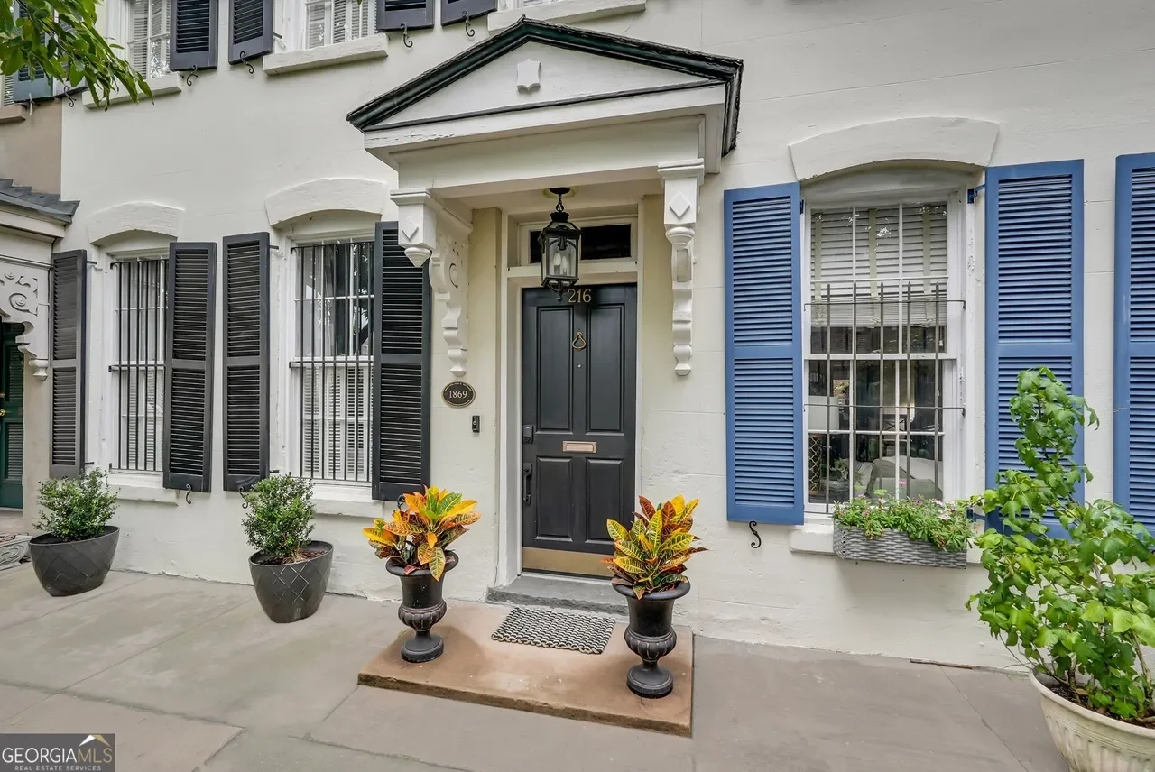 Exterior photo 2