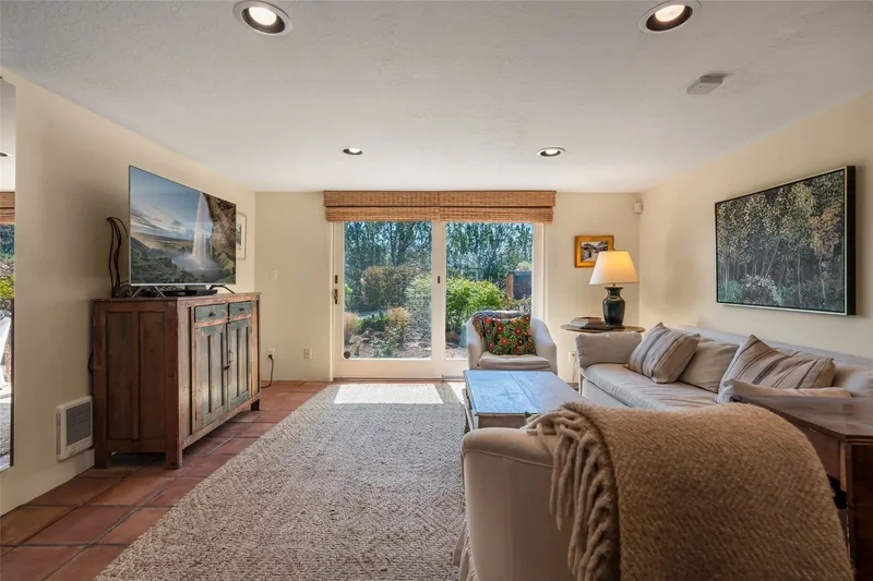933 Stagecoach Road , Santa Fe, NM 87501, Santa Fe, New Mexico, United States. - Photo 21