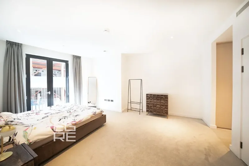 Clarendon Court, London, England, United Kingdom. - Photo 5