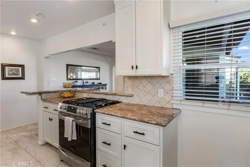 735 Ultimo, Signal Hill, California, United States. - Photo 24