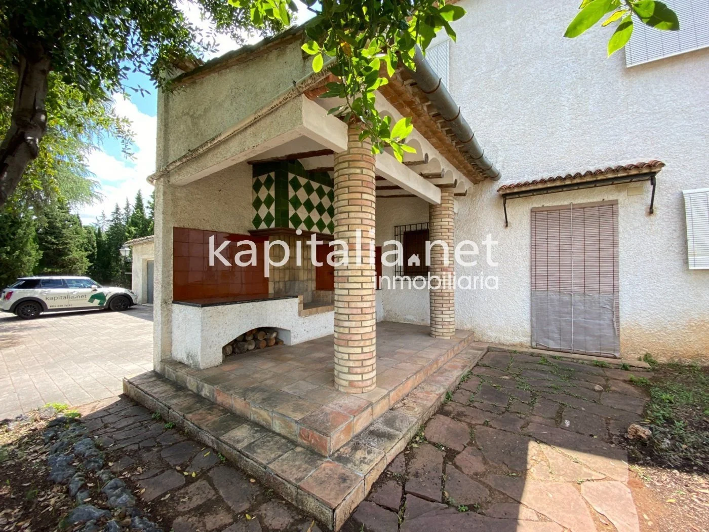 Exterior photo 4