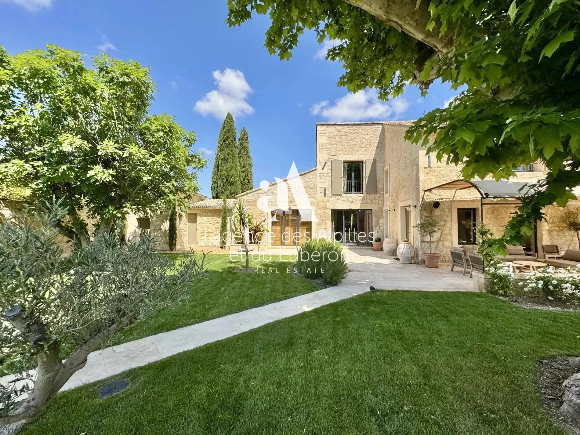 Exterior photo 4