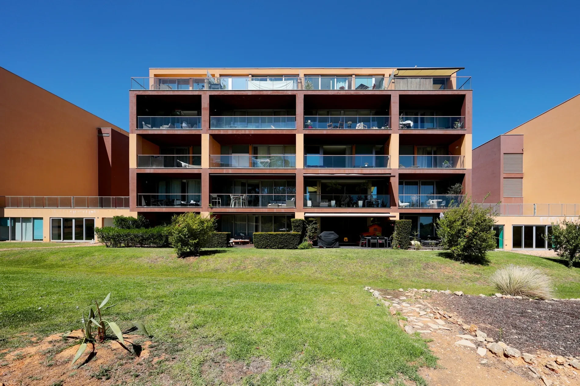 Exterior photo 8