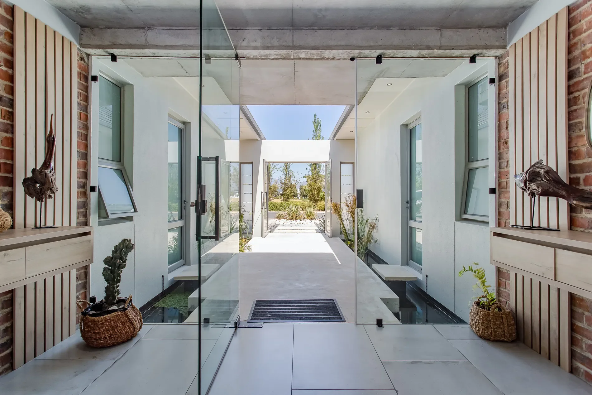Exterior photo 2