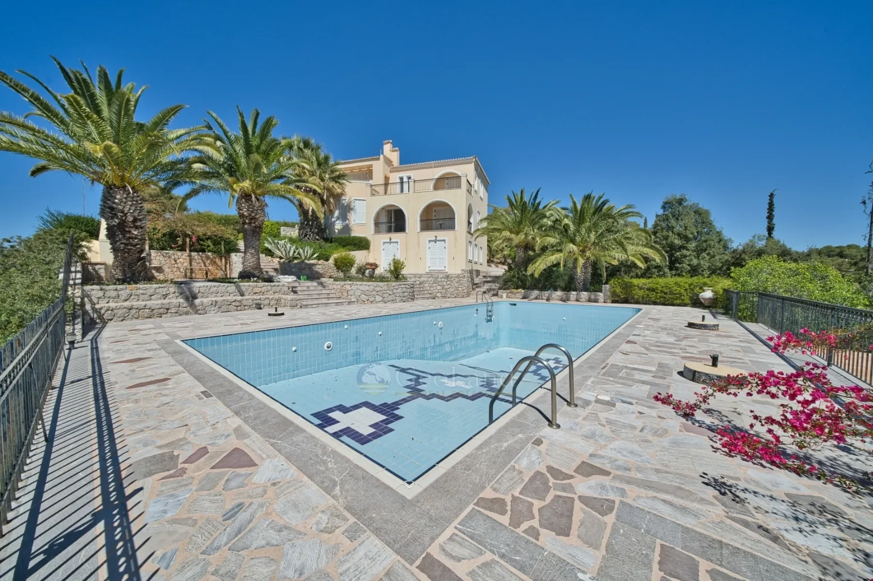 Exterior photo 2