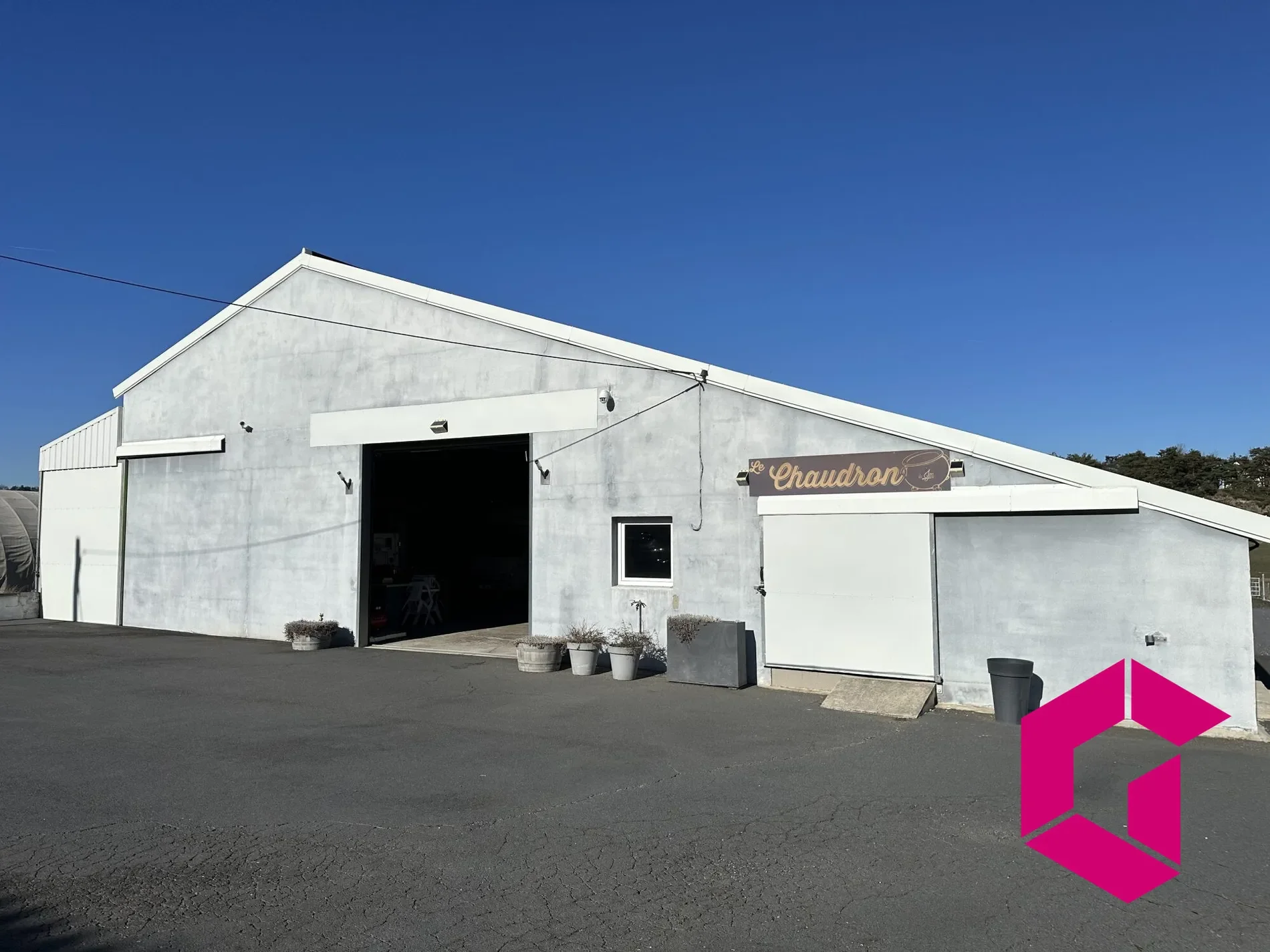 Exterior photo 6