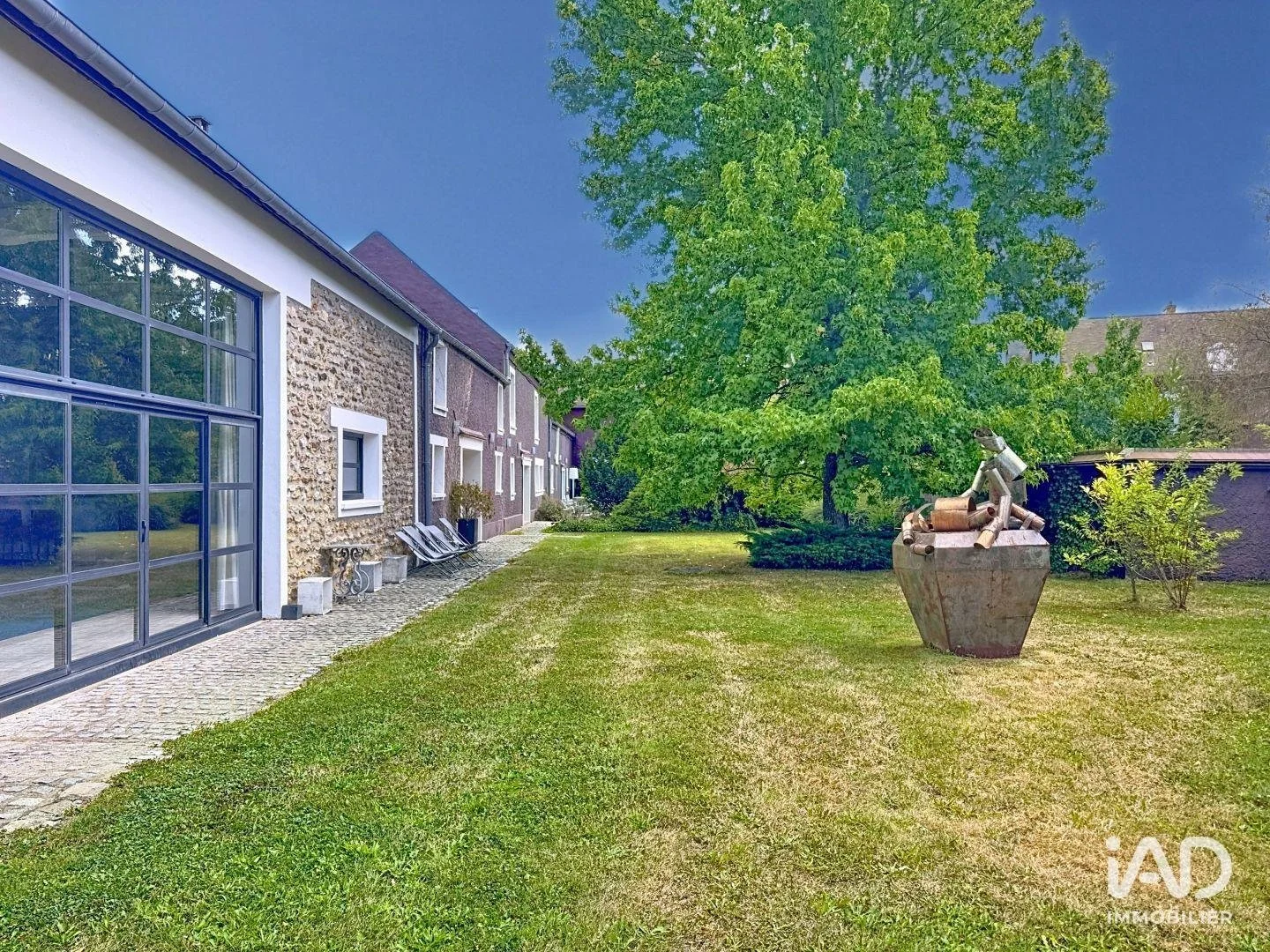 Exterior photo 1