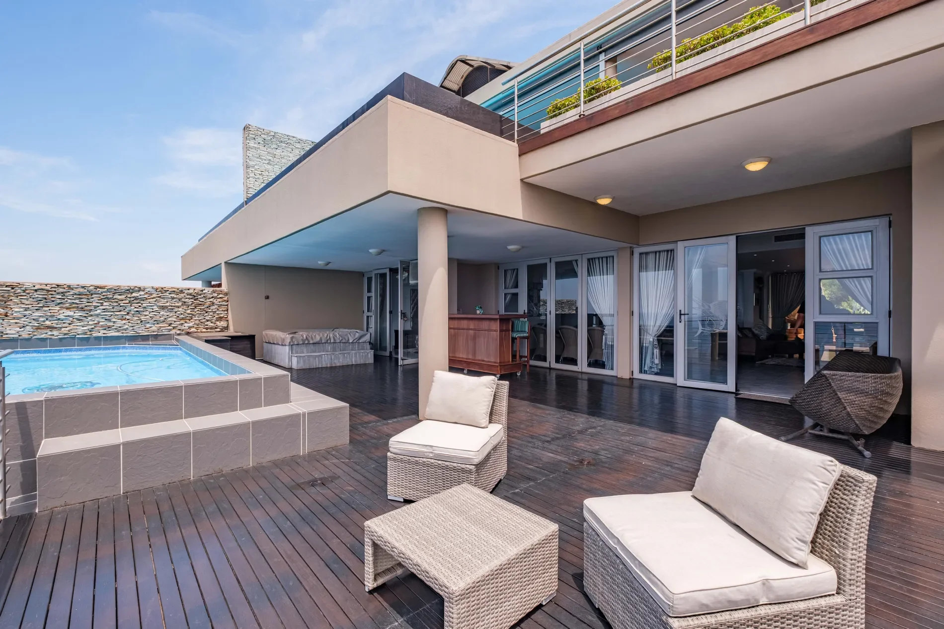 Exterior photo 5