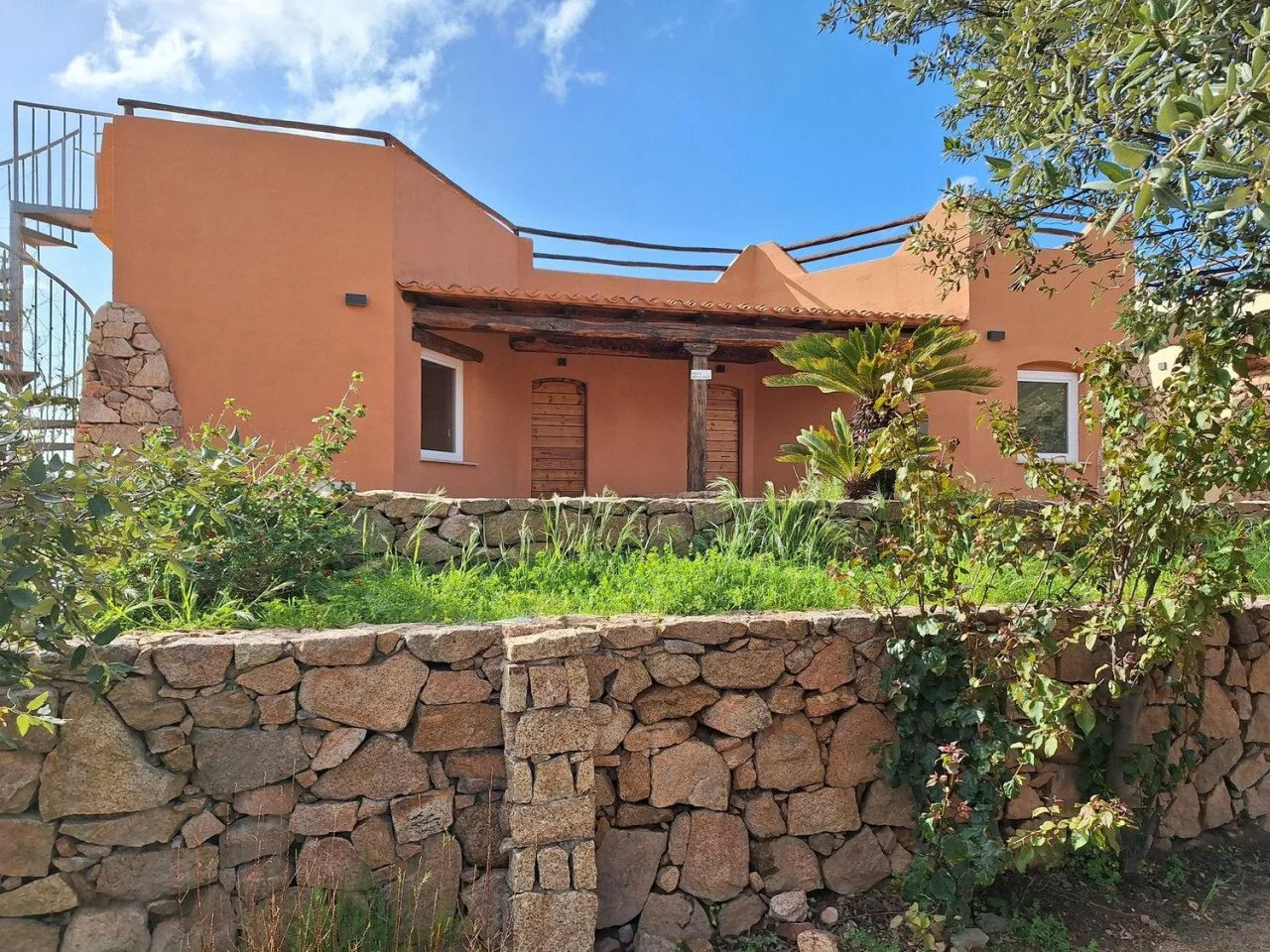 Exterior photo 6
