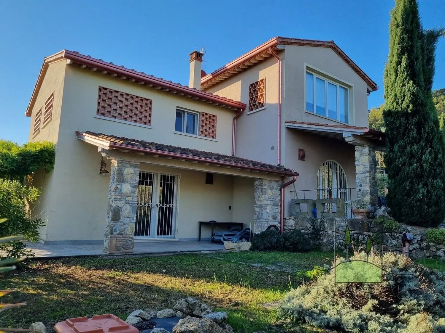 Exterior photo 9