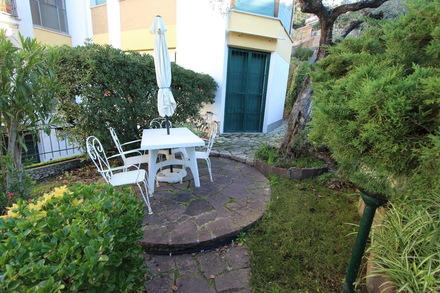 Exterior photo 5