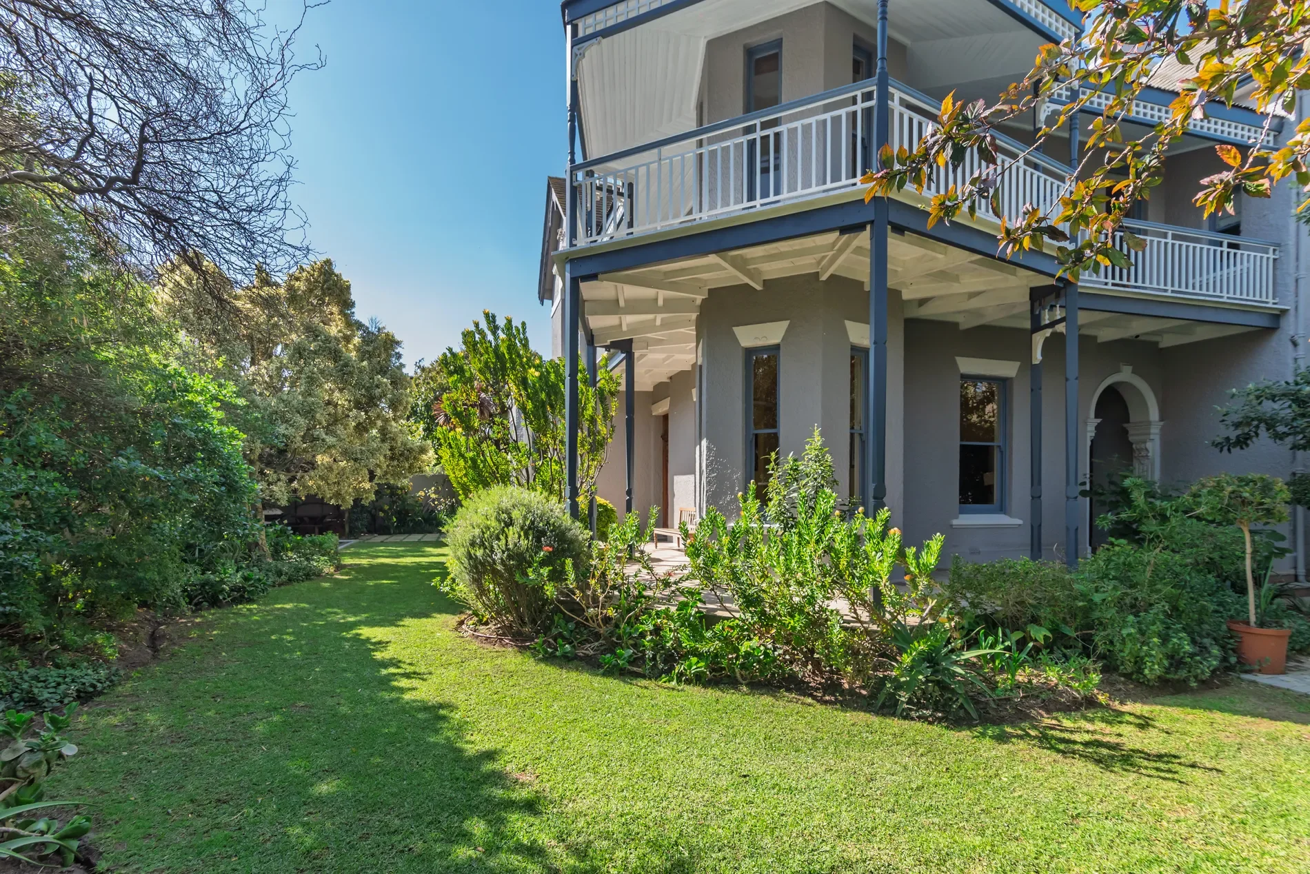 Exterior photo 5