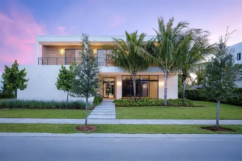 Exterior photo 4