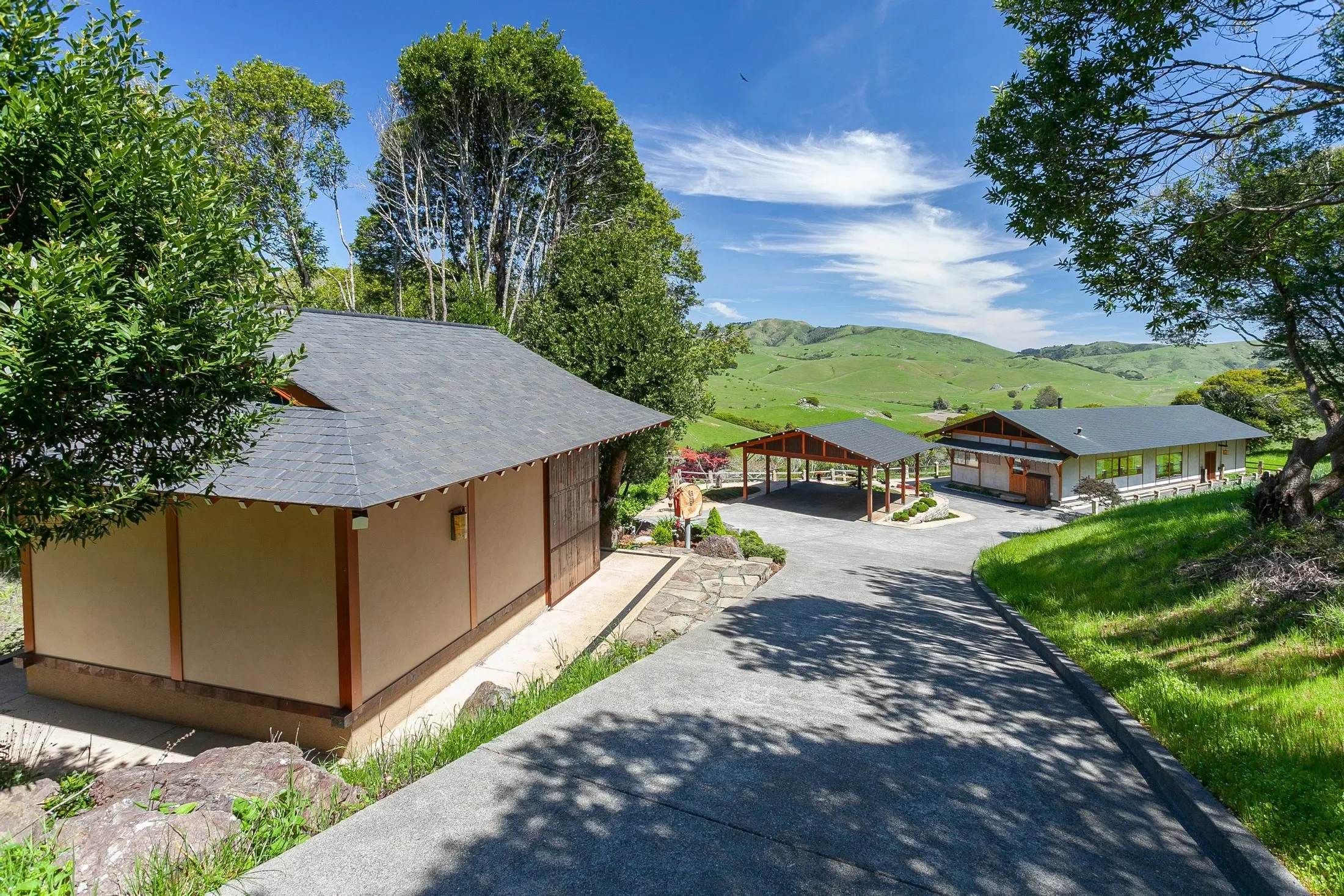 Exterior photo 5