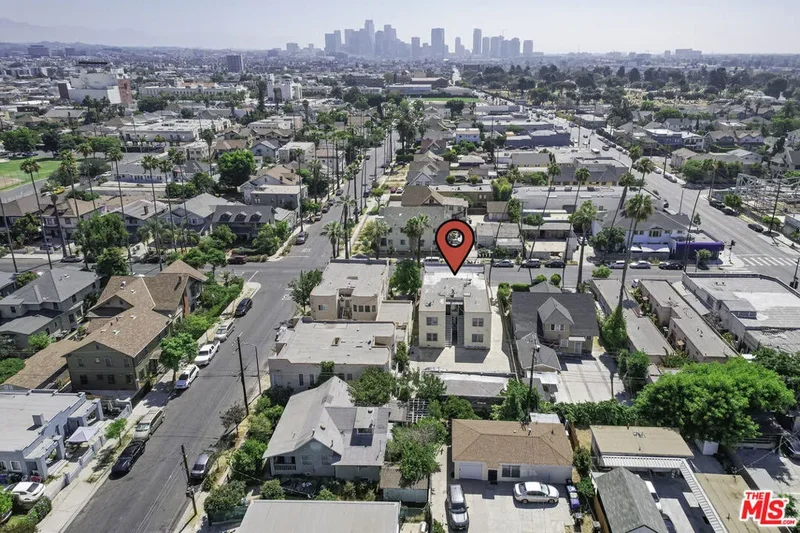 1561 1/2 S Harvard Boulevard, Los Angeles, California, United States. - Photo 24