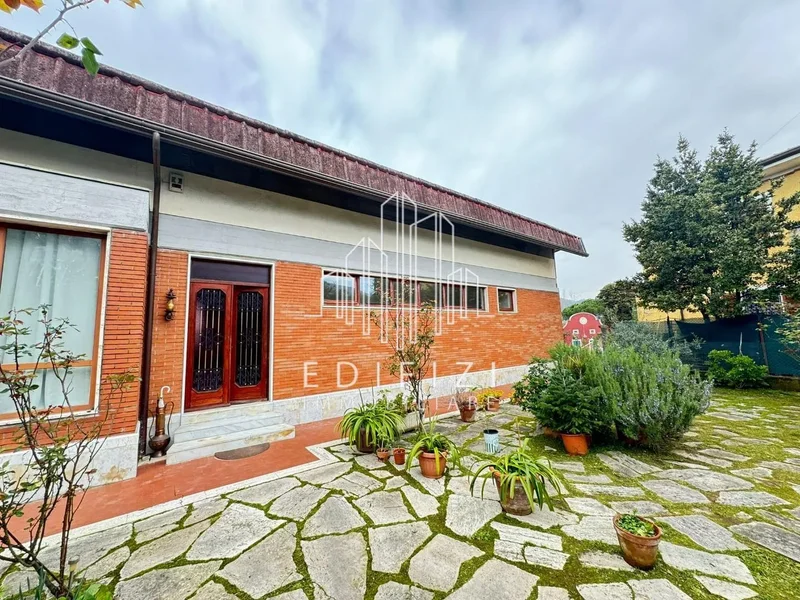 Casa singola in vendita a Massa(MS) in Buono composto da 10vani