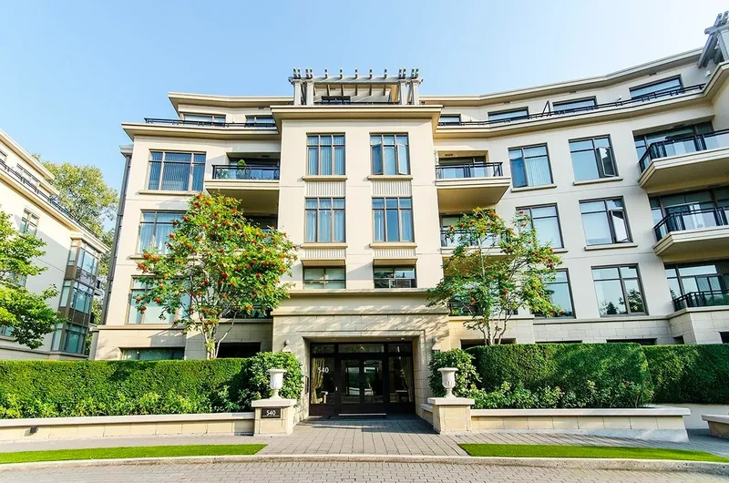 Waters Edge: Elegant West Van Home with Terrace