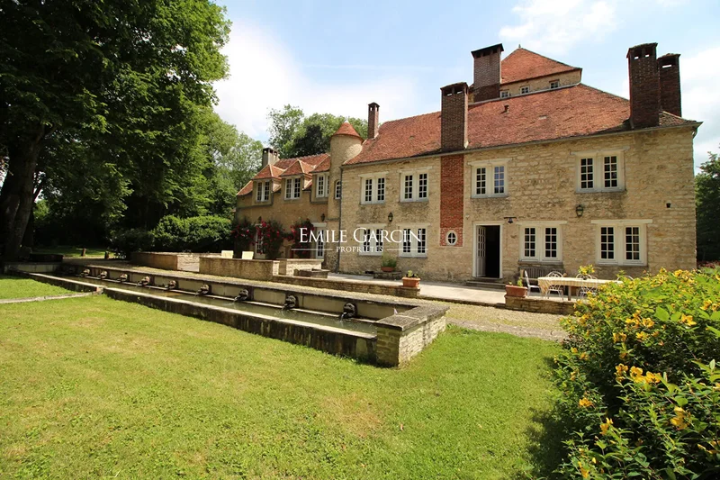 Mansion on 7 hectares of leafy grounds for sale near Vézelay
