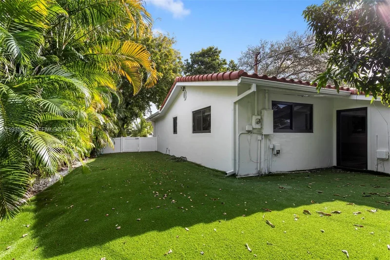 715 NE 25th Ave, Hillsboro Beach, Florida, United States. - Photo 32