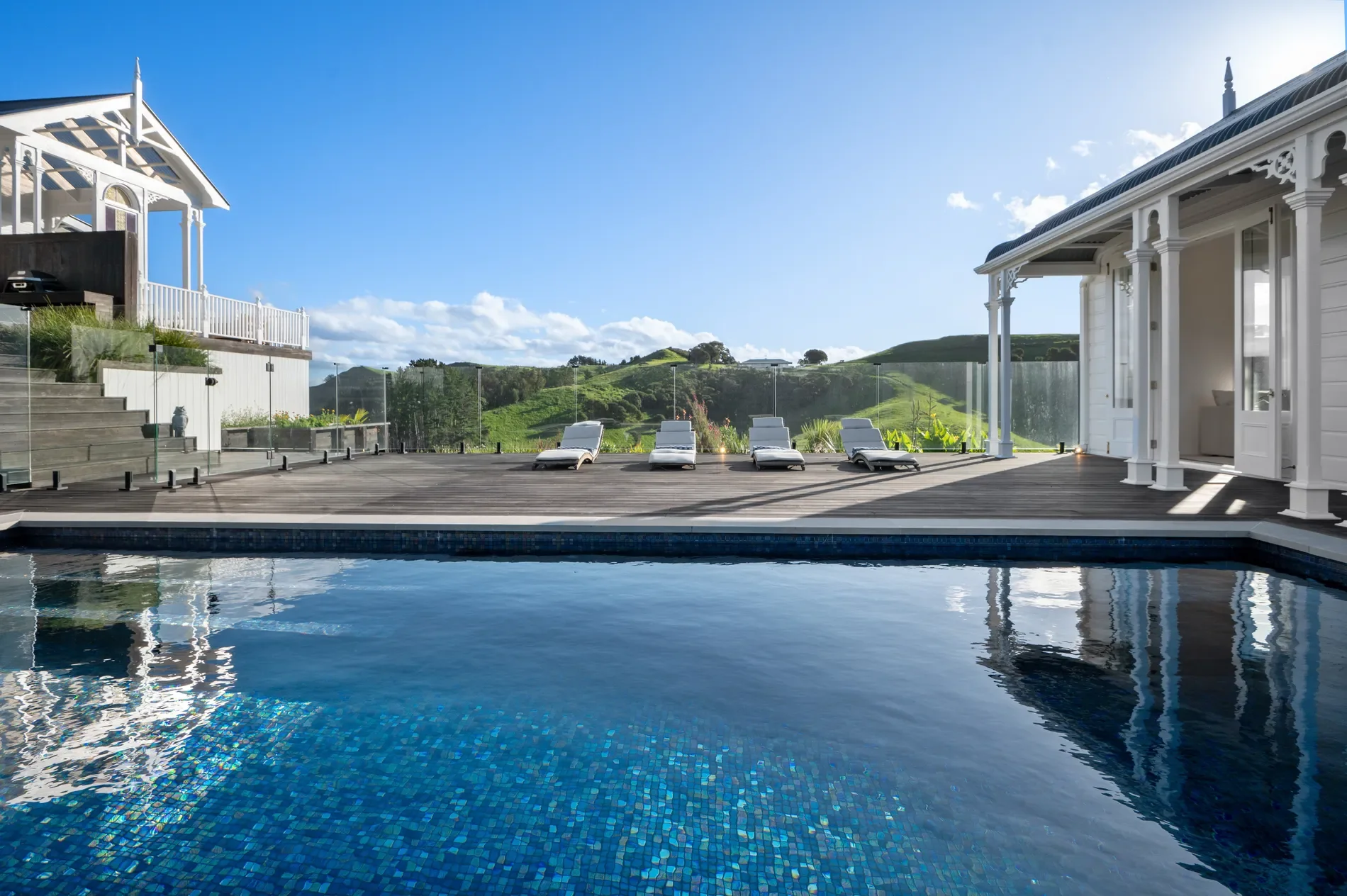 Exterior photo 6