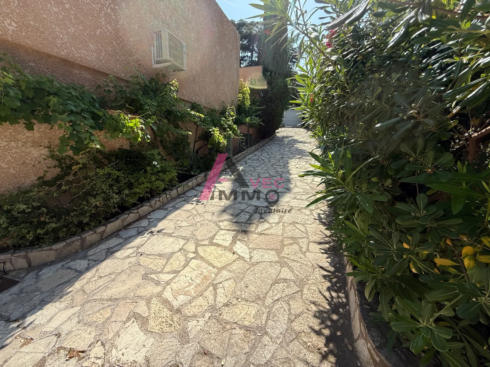Exterior photo 8