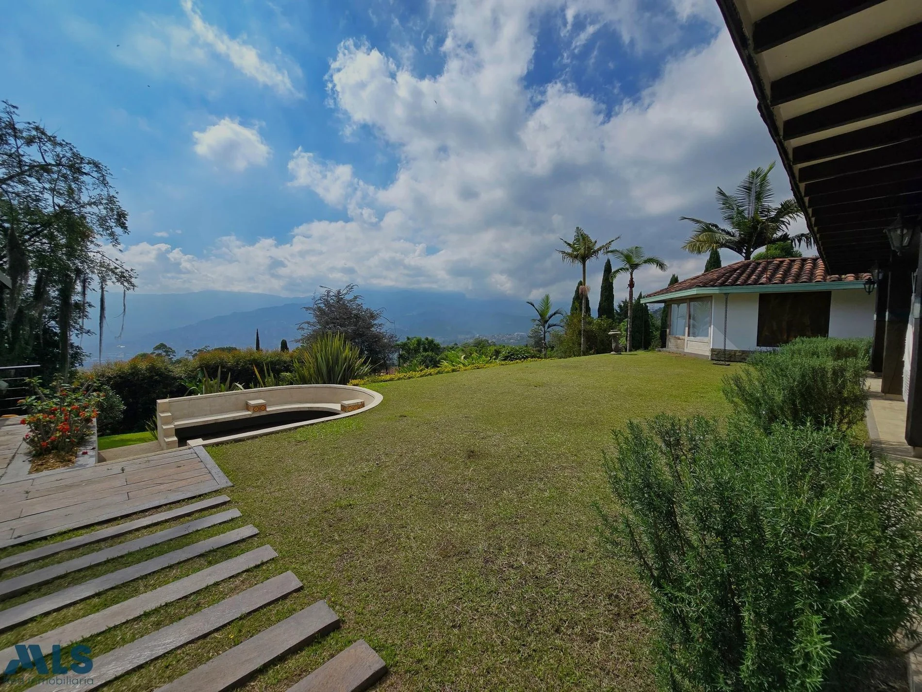 Exterior photo 6