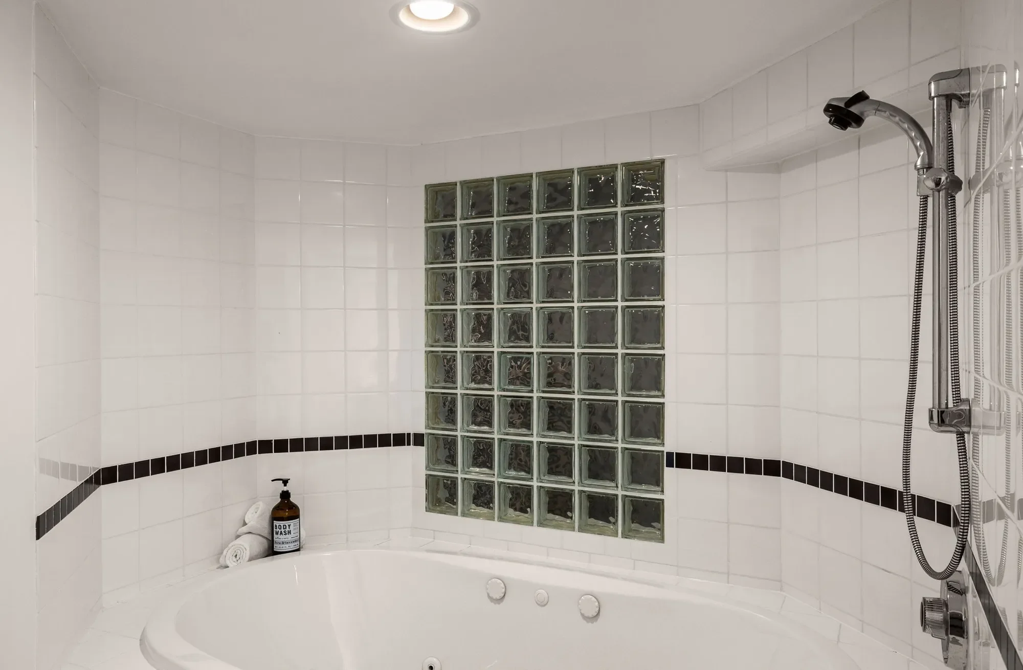 3925 48th Ave S , Seattle, WA 98118, Seattle, Washington, United States. - Photo 23