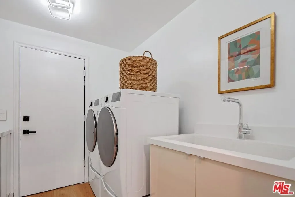 4050 Clarinda Drive, Los Angeles, California, United States. - Photo 16