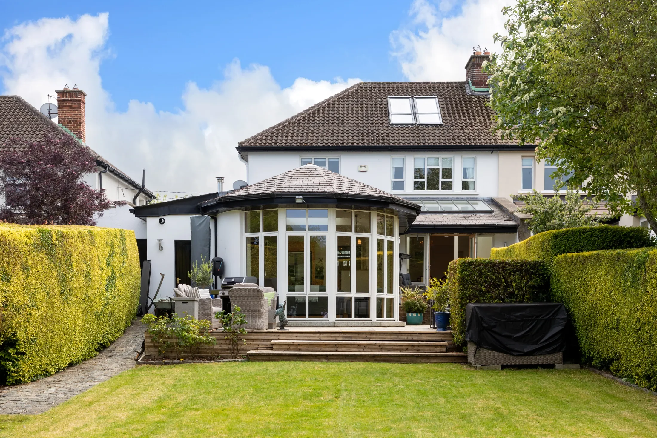Exterior photo 6