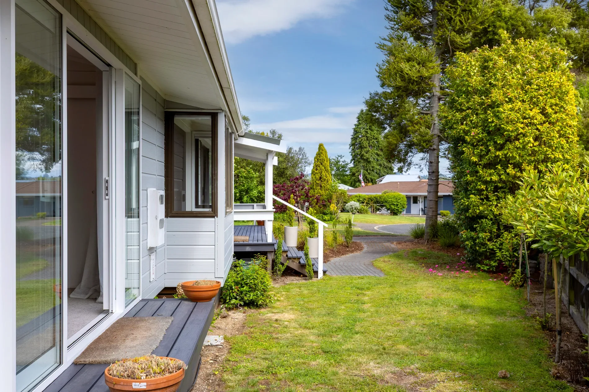 Exterior photo 4