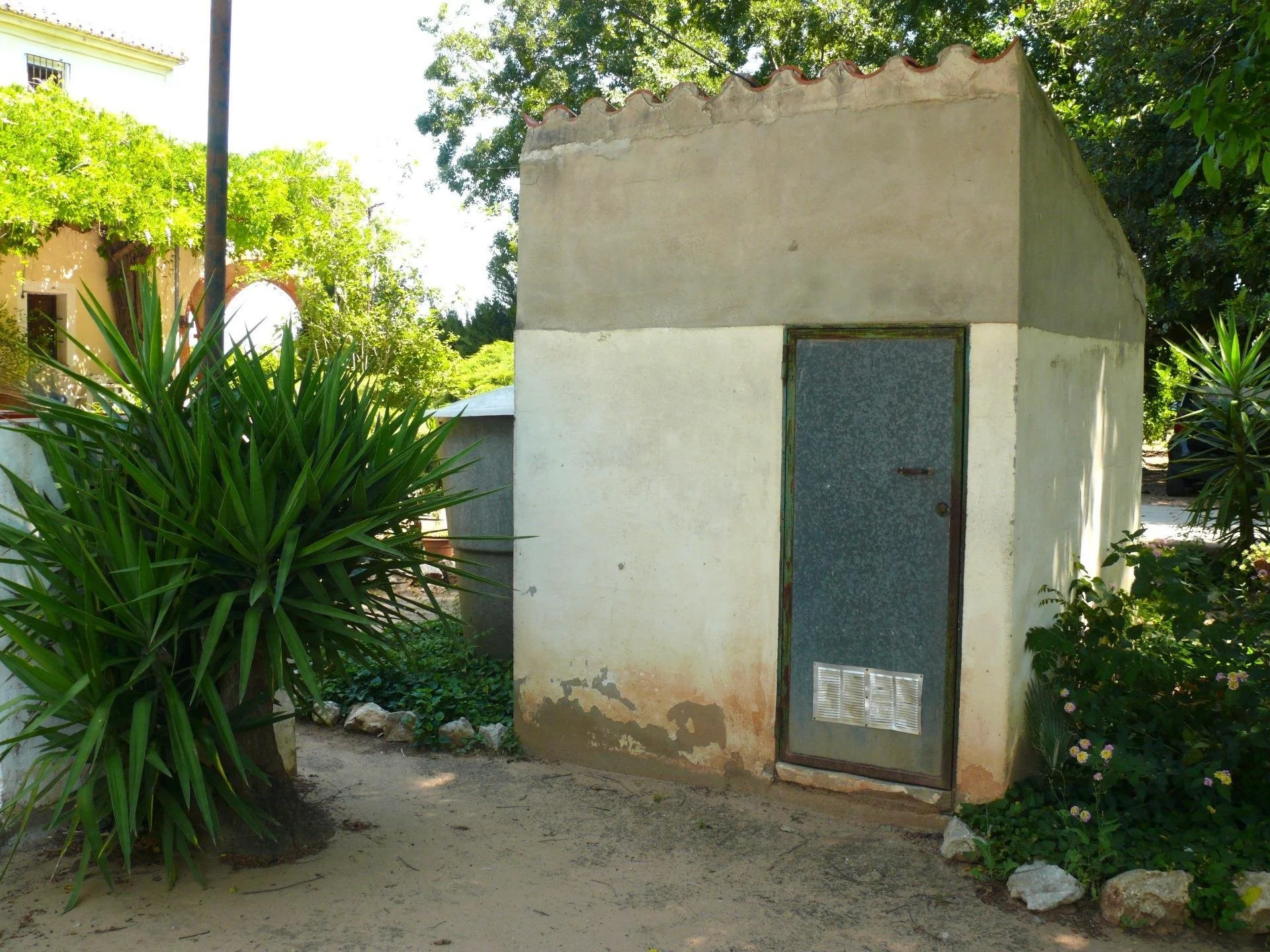 Exterior photo 5