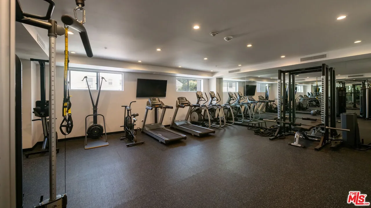 460 N Palm Dr, Beverly Hills, California, United States. - Photo 21