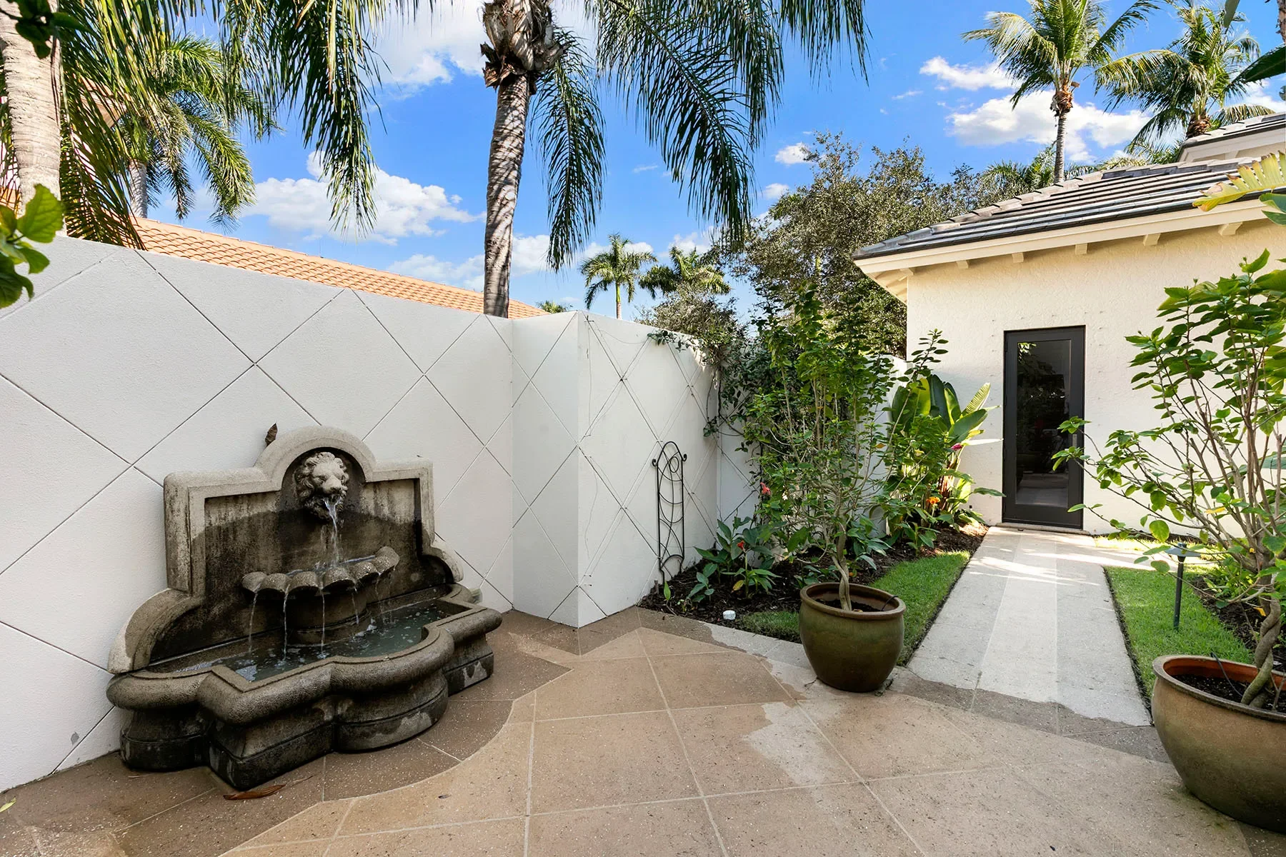 Exterior photo 10