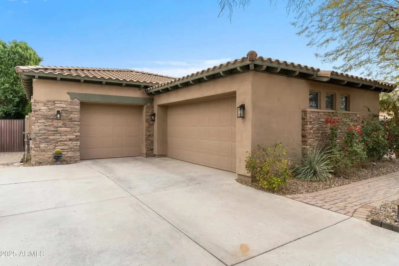 9869 E DAVENPORT Drive, Scottsdale, Arizona, United States. - Photo 2