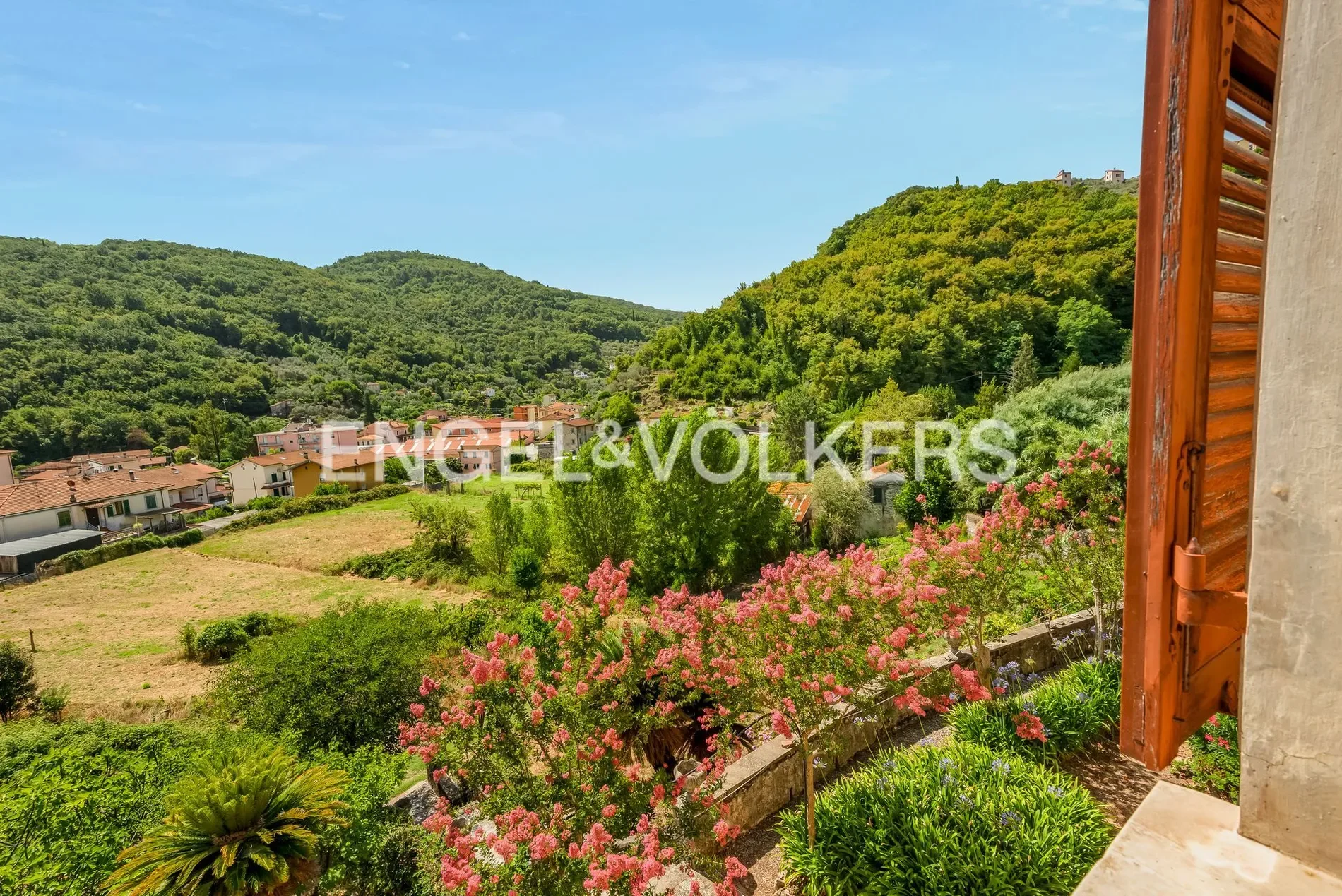 Villa Liberty da ristrutturare con vista e giardino privato a pochi minuti da Lerici
