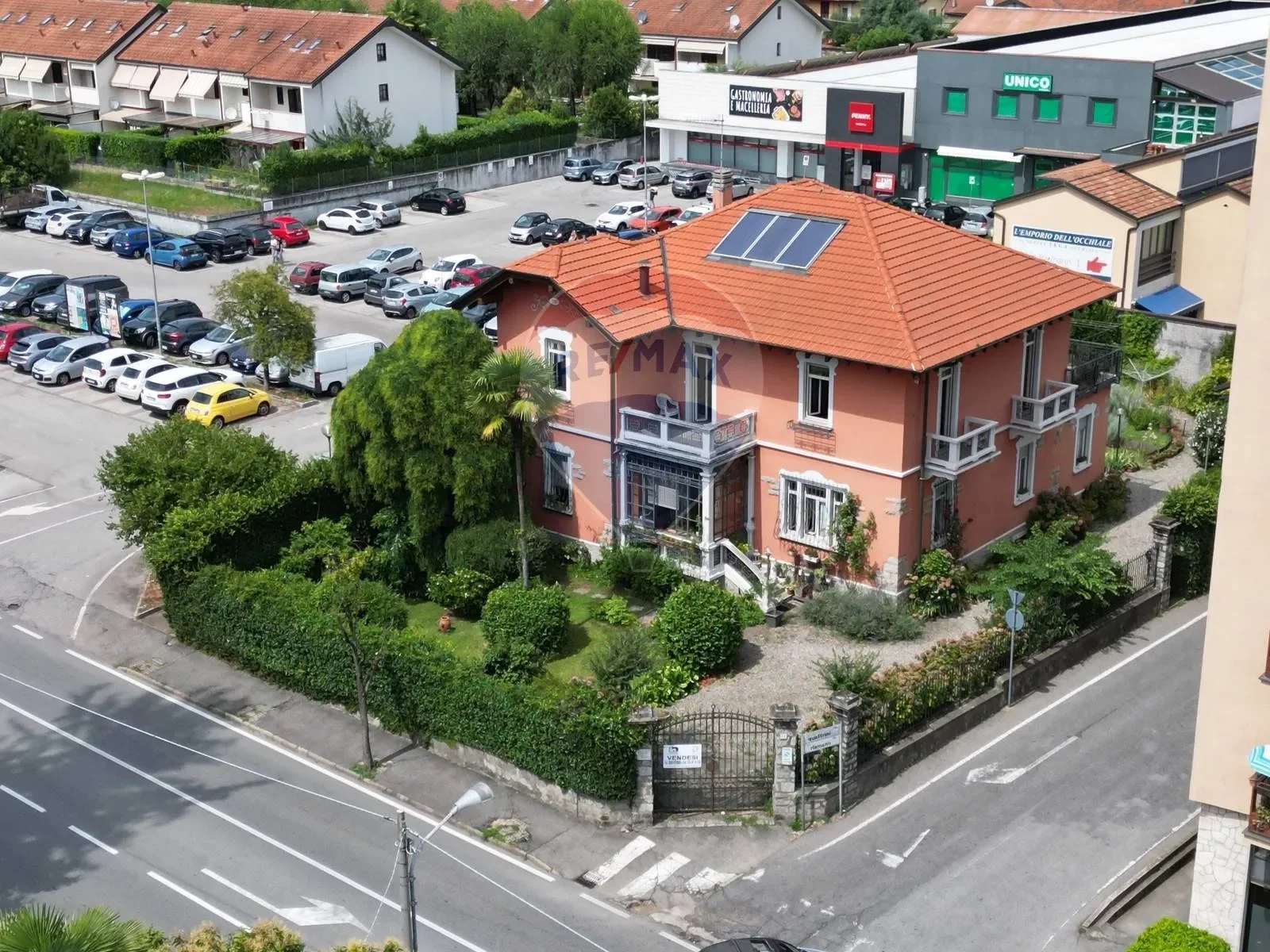 Corso Cairoli, Intra, Piedmont, Italy. - Photo 45